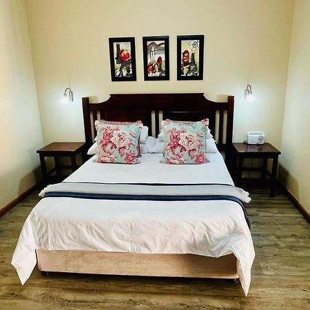 17 On Bird Guest House Бофорт Уест Екстериор снимка