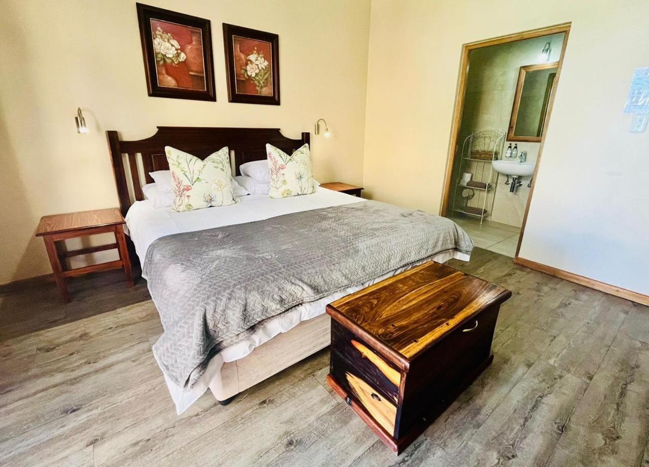 17 On Bird Guest House Бофорт Уест Екстериор снимка