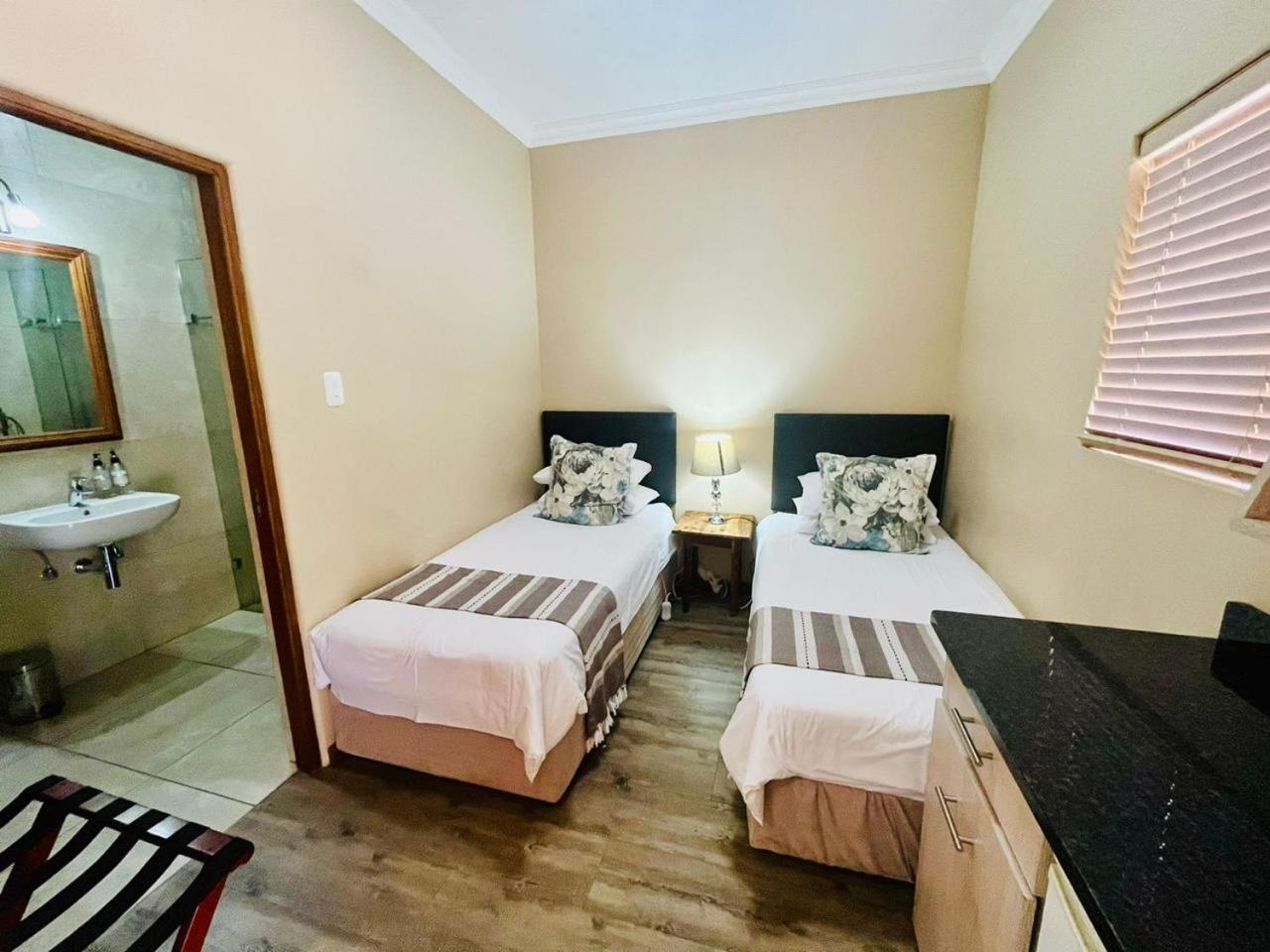17 On Bird Guest House Бофорт Уест Екстериор снимка