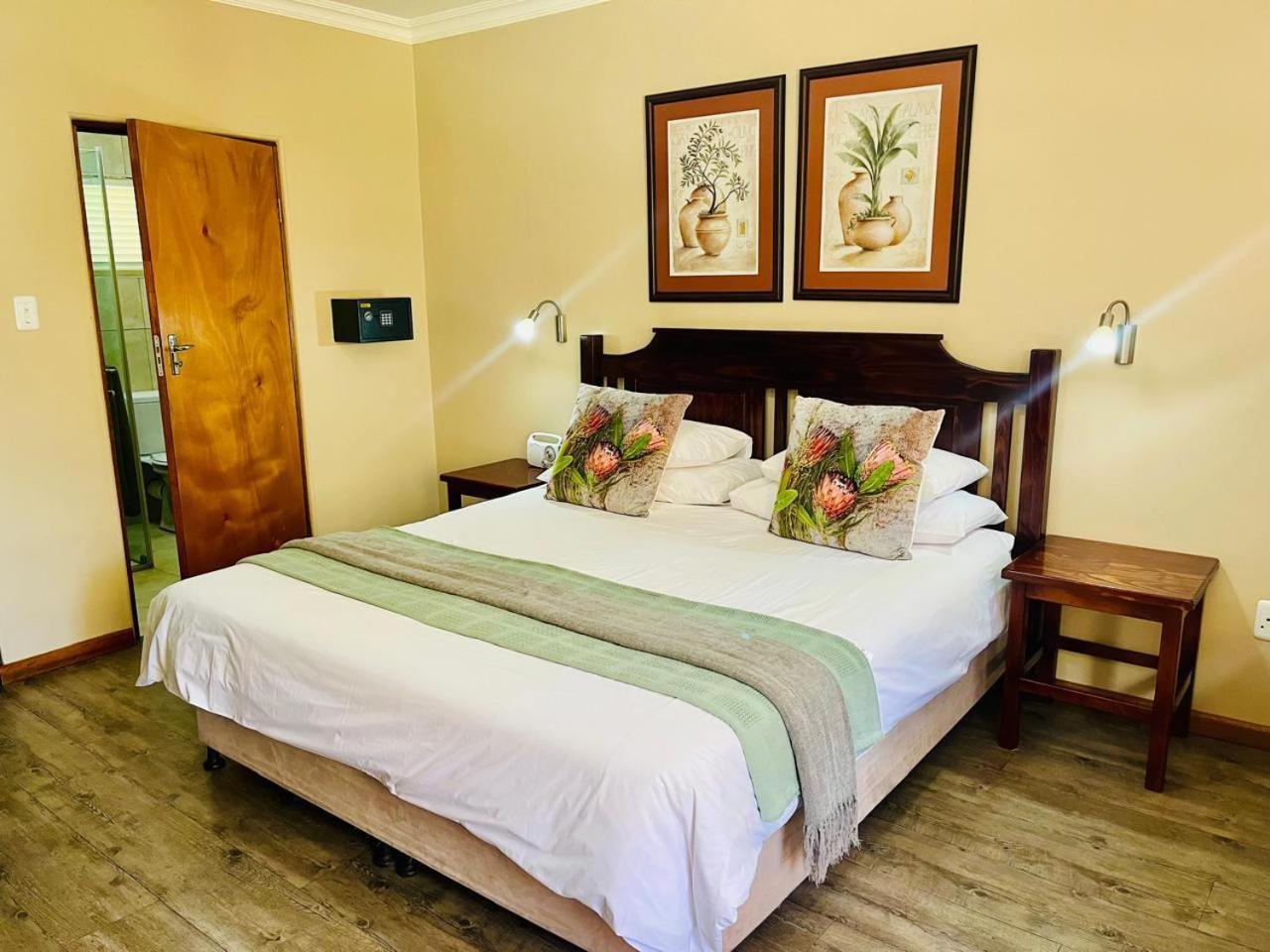 17 On Bird Guest House Бофорт Уест Екстериор снимка