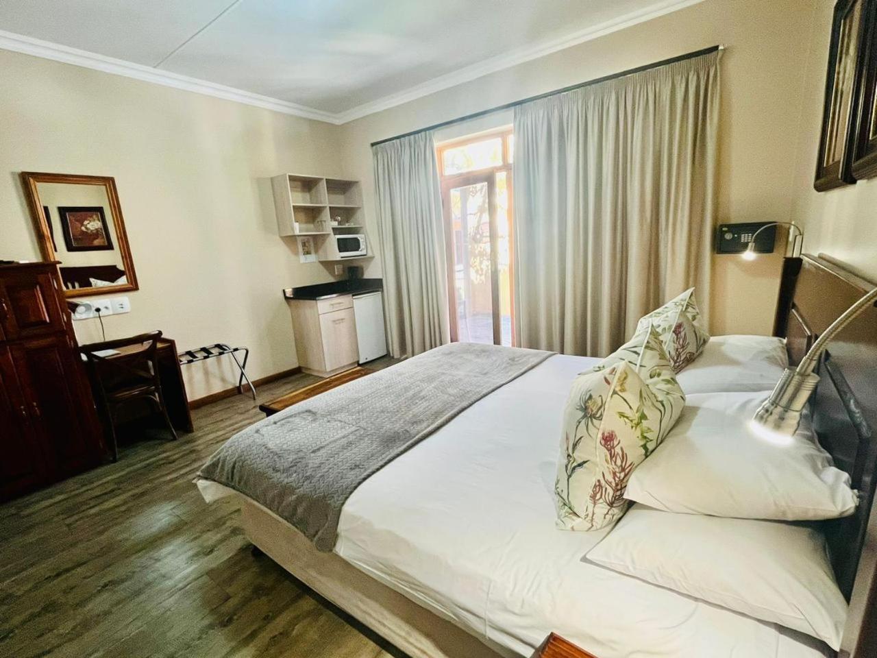 17 On Bird Guest House Бофорт Уест Екстериор снимка