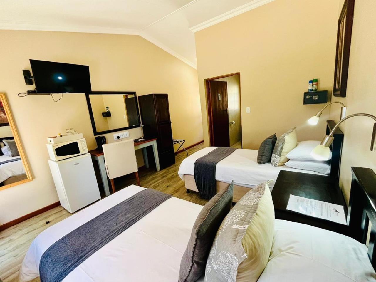 17 On Bird Guest House Бофорт Уест Екстериор снимка