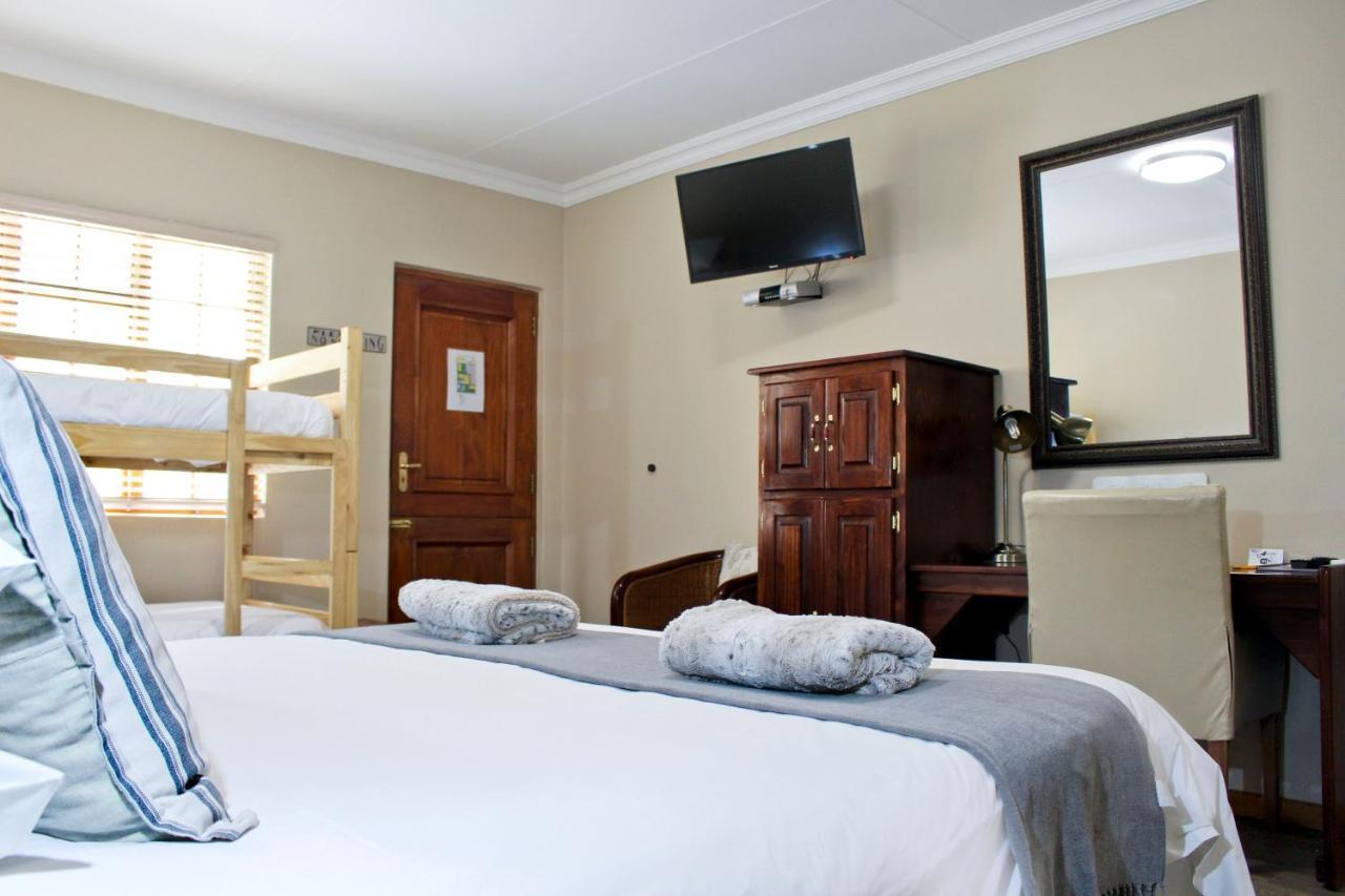 17 On Bird Guest House Бофорт Уест Екстериор снимка