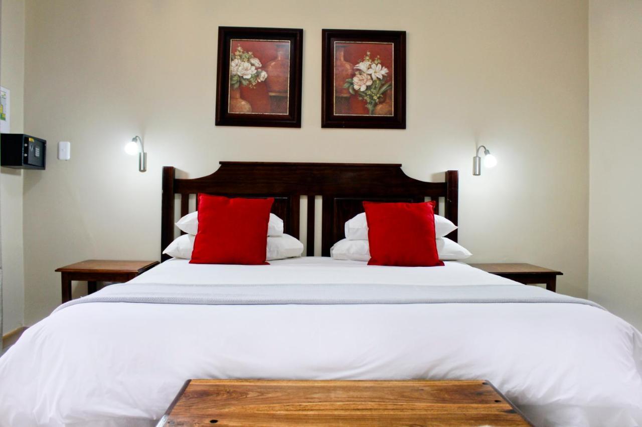 17 On Bird Guest House Бофорт Уест Екстериор снимка