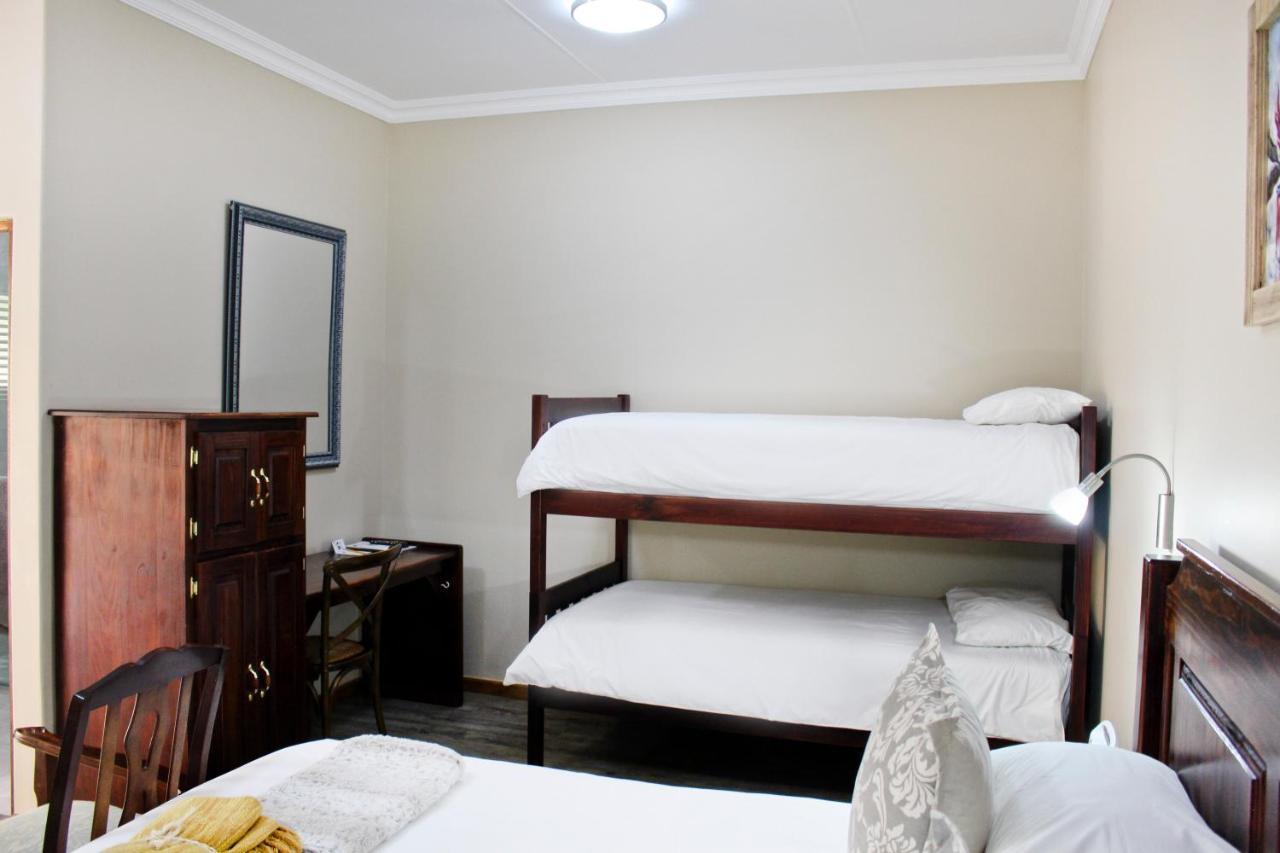 17 On Bird Guest House Бофорт Уест Екстериор снимка