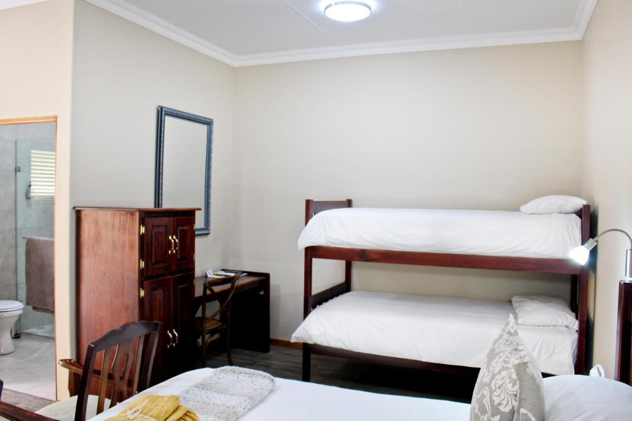 17 On Bird Guest House Бофорт Уест Екстериор снимка
