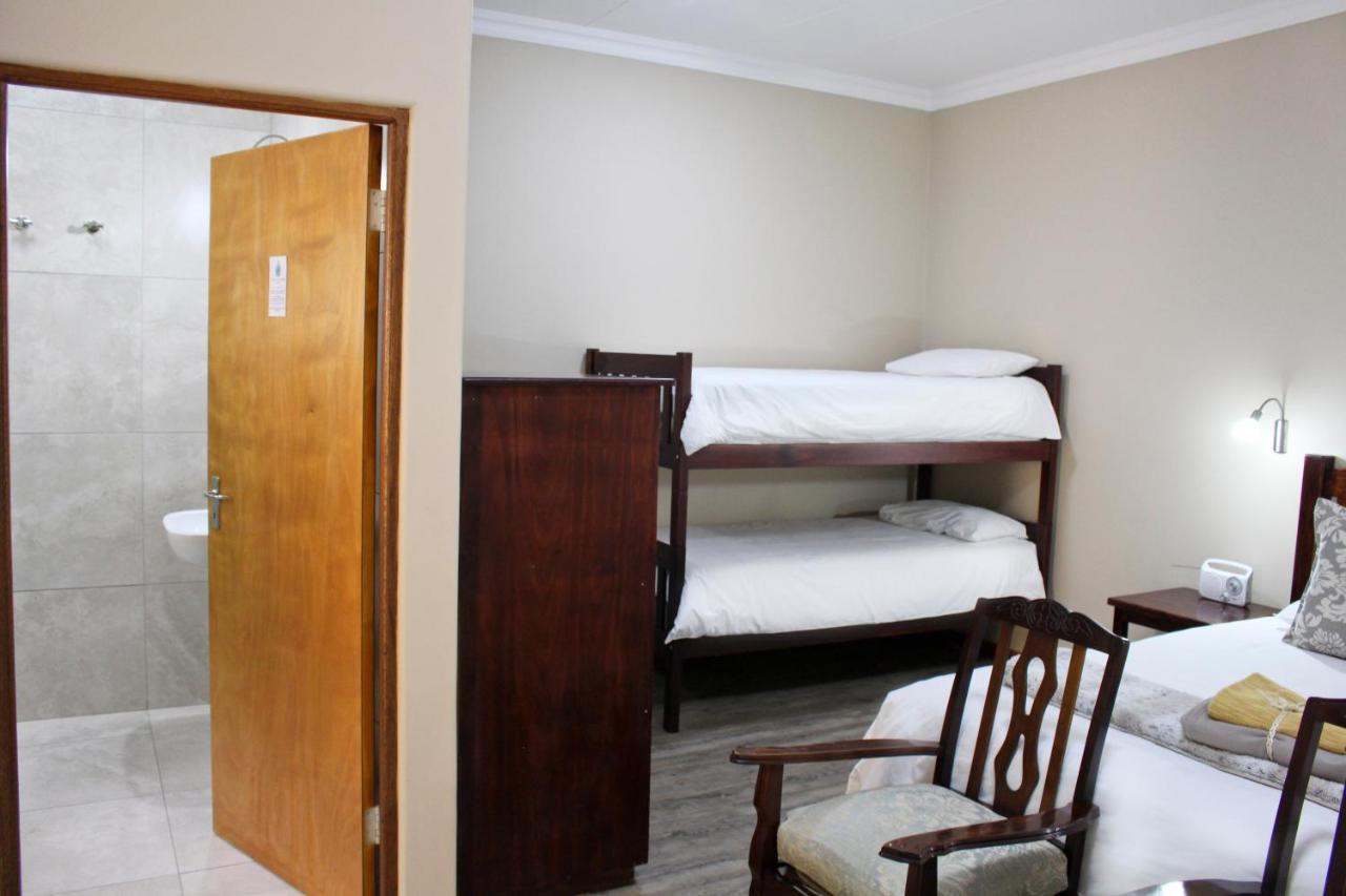 17 On Bird Guest House Бофорт Уест Екстериор снимка